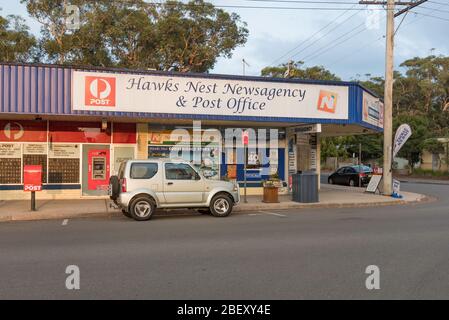 Die lokale Nachrichtenagentur und Post früh an einem Sonntagmorgen in der Mitte der Nordküste Stadt Hawks Nest, New South Wales, Australien Stockfoto