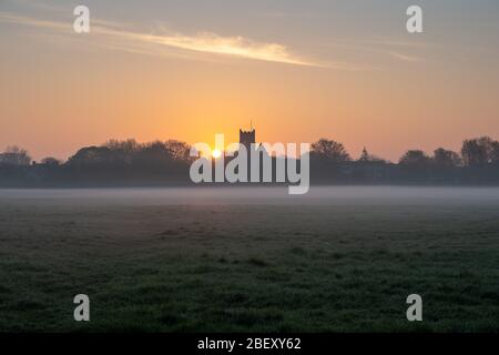 Eton, Windsor, Berkshire, Großbritannien. April 2020. Nebel über einem Feld in Eton, während die Sonne nach einer kalten Nacht aufgeht. Für den Rest des Tages wird ein warmer Tag prognostiziert. Kredit: Maureen McLean/Alamy Live News Stockfoto