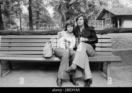 Mary Roos, deutsche Schlagersängerin, mit ihrem Ehemann Pierre Scardin, Deutschland um 1974. Schlagersängerin Mary Roos mit Ehemann Pierre Scardin, Deutschland um 1974. Stockfoto