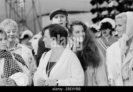 Junge Frau mit Thomas Gottschalk auf der Internationalen Funkausstellung IFA in Berlin, Deutschland um 1984. Junges Modell mit TV-Moderator Thomas Gottschalk auf der IFA in Berlin um 1984. Stockfoto