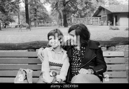 Mary Roos, deutsche Schlagersängerin, mit ihrem Ehemann Pierre Scardin, Deutschland um 1974. Schlagersängerin Mary Roos mit Ehemann Pierre Scardin, Deutschland um 1974. Stockfoto