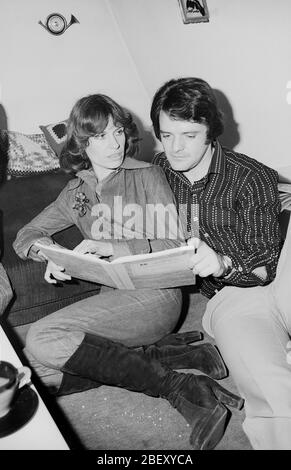 Mary Roos, deutsche Schlagersängerin, bei einem Treffen mit Freunden im Wohnzimmer, Deutschland um 1977. Die deutsche Schlagersängerin Mary Roos wird von Freunden besucht, Deutschland um 1977. Stockfoto