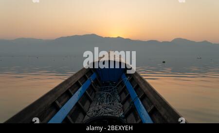 Bootstour Aussichtspunkt Inle Lake, Myanmar. Sonnenaufgang am frühen Morgen Berg Silhouette ruhigen Süßwasserfischen See. Über zwanzig Arten von Schnecken Stockfoto