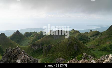 Osmena Peak Wanderblick auf Cebu Island, Philippinen. Berühmt für üppige steile üppige grüne Gipfel, Stockfoto