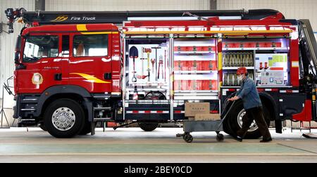 (200416) -- ANSHAN, 16. April 2020 (Xinhua) -- EIN Arbeiter arbeitet in einer Werkstatt der Anshan Hengye Special Vehicle Manufacturing Co., Ltd. In Anshan, nordöstlich der Provinz Liaoning, am 14. April 2020. Mit strengen Maßnahmen in der Epidemie-Kontrolle, das Unternehmen ist voll und ganz auf die Aufträge aus vielen Orten des Landes zu erfüllen. (Xinhua/Yao Jianfeng) Stockfoto