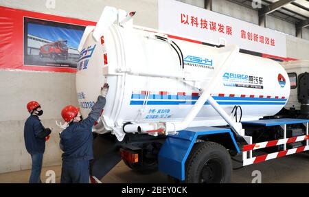 (200416) -- ANSHAN, 16. April 2020 (Xinhua) -- Arbeiter arbeiten in einer Werkstatt der Anshan Hengye Special Vehicle Manufacturing Co., Ltd. In Anshan, nordöstlich der Provinz Liaoning, am 14. April 2020. Mit strengen Maßnahmen in der Epidemie-Kontrolle, das Unternehmen ist voll und ganz auf die Aufträge aus vielen Orten des Landes zu erfüllen. (Xinhua/Yao Jianfeng) Stockfoto