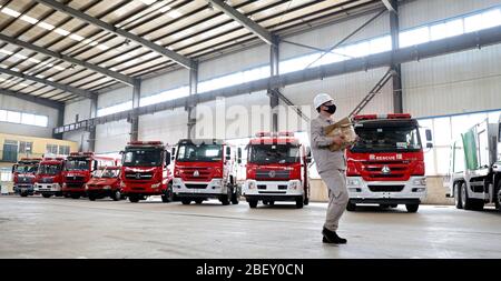 (200416) -- ANSHAN, 16. April 2020 (Xinhua) -- EIN Arbeiter geht in eine Werkstatt der Anshan Hengye Special Vehicle Manufacturing Co., Ltd. In Anshan, nordöstlich der Provinz Liaoning, am 14. April 2020. Mit strengen Maßnahmen in der Epidemie-Kontrolle, das Unternehmen ist voll und ganz auf die Aufträge aus vielen Orten des Landes zu erfüllen. (Xinhua/Yao Jianfeng) Stockfoto