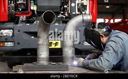 (200416) -- ANSHAN, 16. April 2020 (Xinhua) -- EIN Arbeiter arbeitet in einer Werkstatt der Anshan Hengye Special Vehicle Manufacturing Co., Ltd. In Anshan, nordöstlich der Provinz Liaoning, am 14. April 2020. Mit strengen Maßnahmen in der Epidemie-Kontrolle, das Unternehmen ist voll und ganz auf die Aufträge aus vielen Orten des Landes zu erfüllen. (Xinhua/Yao Jianfeng) Stockfoto