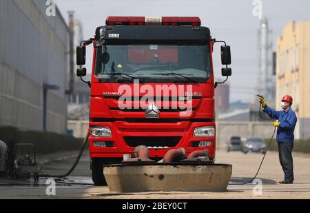 (200416) -- ANSHAN, 16. April 2020 (Xinhua) -- EIN Arbeiter reinigt ein Fahrzeug bei Anshan Hengye Special Vehicle Manufacturing Co., Ltd. In Anshan, nordöstlich der Provinz Liaoning, 14. April 2020. Mit strengen Maßnahmen in der Epidemie-Kontrolle, das Unternehmen ist voll und ganz auf die Aufträge aus vielen Orten des Landes zu erfüllen. (Xinhua/Yao Jianfeng) Stockfoto