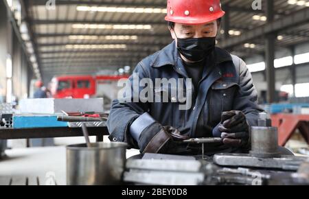 (200416) -- ANSHAN, 16. April 2020 (Xinhua) -- EIN Arbeiter arbeitet in einer Werkstatt der Anshan Hengye Special Vehicle Manufacturing Co., Ltd. In Anshan, nordöstlich der Provinz Liaoning, am 14. April 2020. Mit strengen Maßnahmen in der Epidemie-Kontrolle, das Unternehmen ist voll und ganz auf die Aufträge aus vielen Orten des Landes zu erfüllen. (Xinhua/Yao Jianfeng) Stockfoto