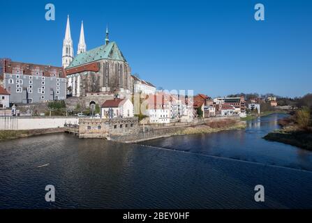 07. April 2020, Sachsen, Görlitz: Blick von der Altstadtbrücke über die Neisse auf die historische Altstadt mit der Peterskirche. Foto: Robert Michael/dpa-Zentralbild/ZB Stockfoto