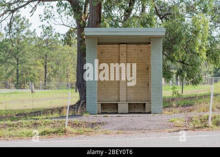 Eine einsame und einsame Backstein- und Dachziegel-Bushaltestelle am Rande der Stadt Tea Gardens im Norden von New South Wales, Australien Stockfoto