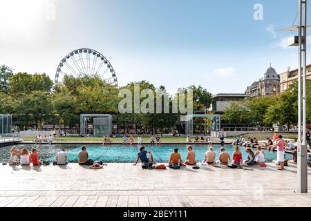 Im Herbst sitzen die Leute draußen am reflektierenden Pool im Erzsebet ter in Budapest Stockfoto