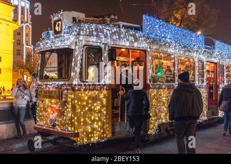 Die leichte Straßenbahn zu Weihnachten in Budapest, Ungarn Stockfoto