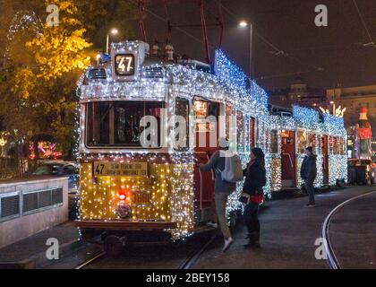 Die leichte Straßenbahn zu Weihnachten in Budapest, Ungarn Stockfoto