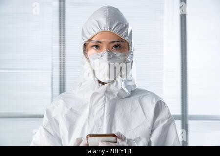 Medizinische Mitarbeiter mit Mobiltelefonen Stockfoto