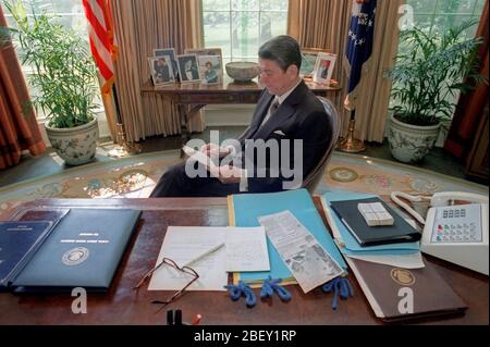 4/28/1981 Präsident Reagan Lesung im Oval Office Stockfoto