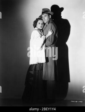 BARBARA STANWYCK und BURT LANCASTER posierten Publicity Portrait SORRY, FALSCHE NUMMER 1948 Regisseur ANATOLE LITVAK Hörspiel und Drehbuch LUCILLE FLETCHER Musik Franz Waxman Hal Wallis Productions / Paramount Picturs Stockfoto
