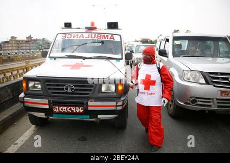 Kathmandu, Nepal. April 2020. Eine Frau vom Roten Kreuz desinfiziert Fahrzeuge an einem Polizeikontrollpunkt entlang der Grenze von Kathmandu und Bhaktapur am 24. Tag einer Regierung, die am Donnerstag, dem 16. April 2020, wegen der Ausbreitung der Coronavirus-Ansteckung in Nepal eine Sperre verhängt hat. Kredit: Skanda Gautam/ZUMA Wire/Alamy Live News Stockfoto