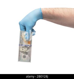 Hände in Handschuhen, die Geld halten Stockfoto