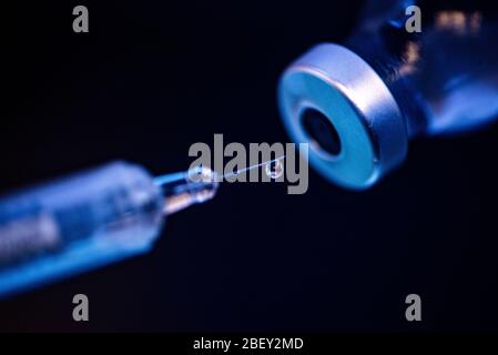 Coronavirus Covid-19 Schutz und Impfstoff. Nahaufnahme der Spritze für Medikamente. Spritze mit Medikamentennadel Stockfoto