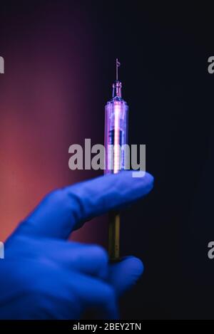Coronavirus Covid-19 Schutz und Impfstoff. Arzt Ausarbeitung Lösung aus Impfstoffflasche und Füllung Spritze Injektion für Patienten-Impfung, hea Stockfoto