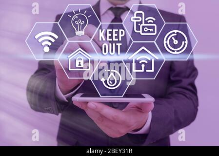 Konzeptionelle Hand schreiben Übersicht heraus halten. Konzept Sinn zu jemand oder etwas in einen Ort Warnschild stoppen Stockfoto