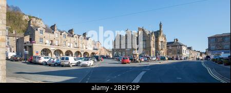 Panoramablick auf den Marktplatz im Zentrum der kleinen Stadt Settle in North Yorkshire Stockfoto