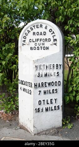 Mile Stone im Zentrum von Boston Spa zeigt Entfernungen zu Zielen auf der alten Tadcaster nach Otley Turnpike Road, jetzt die A659 Stockfoto