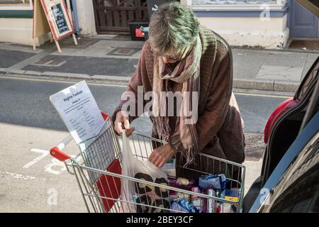 In der Hauptstraße in Presteigne, Powys. Ein Freiwilliger sammelt Lebensmittel für die lokale Lebensmittelbank im nahe gelegenen Knighton, Powys, Wales, Großbritannien Stockfoto