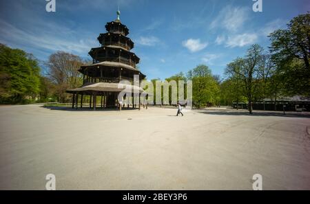 16. April 2020, Bayern, München: Der chinesische Turm erhebt sich im verlassenen Biergarten des Englischen Gartens. Foto: Peter Kneffel/dpa Stockfoto