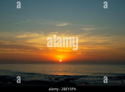 Sonnenaufgang über der Nordküste Südafrikas in der kleinen Stadt Ballito Stockfoto