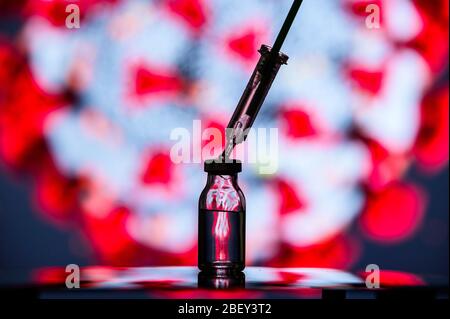 Coronavirus Covid-19 Schutz und Impfstoff. Medizinische Flasche für Injektion medizinische Glasfläschchen und Spritze für die Impfung Stockfoto