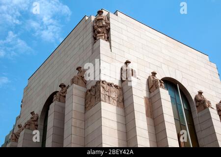 Sydney Australia, nordöstliche Ecke mit Granitreliefs und Skulpturen von Servicepersonal an der Außenseite des ANZAC war Memorial Stockfoto