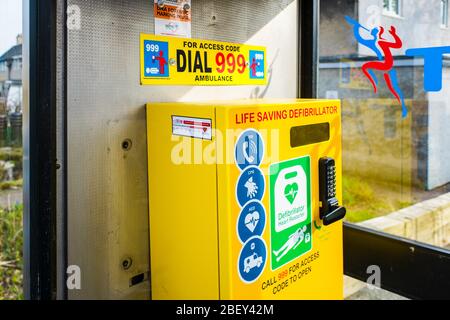 Defibrillator in Beetham in alter BT-Telefonbox Großbritannien Stockfoto