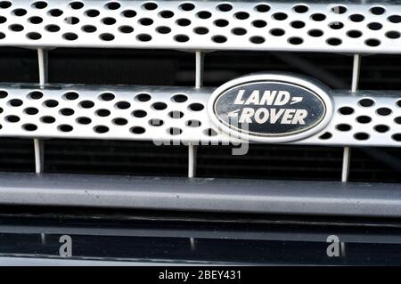 Grodno, Weißrussland, Dezember 2012: Schmutz Sand und Staub Abdeckung LAND ROVER Logo auf der Karosserie. Konzept des Offroad SUV. Stockfoto