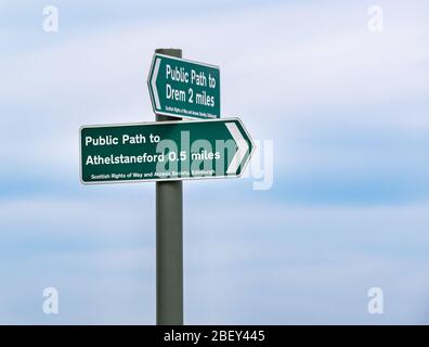 Fußweg Wegweiser zum Drem und Athelstaneford gegen blauen Himmel, East Lothian, Schottland, Großbritannien Stockfoto