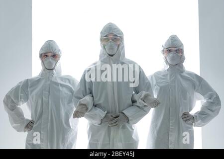 Gesundheitsarbeiter, die Schutzkleidung tragen Stockfoto