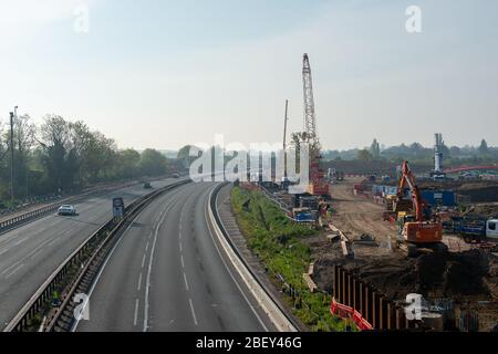 Slough, Berkshire, Großbritannien. April 2020. Die M4 Autobahn entlang der Slough-Strecke in Berkshire war heute Morgen sehr ruhig, da England nach Regierungsempfehlungen zur Coronavirus-Pandemie weiterhin in der Sperrung ist. Der Arbeiter arbeitet weiter an dem umstrittenen Projekt Smart Motorway Bridge Erweiterung. Kredit: Maureen McLean/Alamy Live News Stockfoto