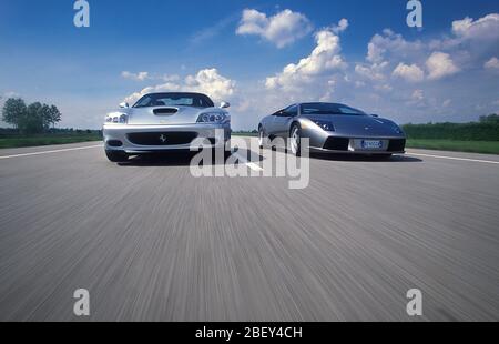 2002 Ferrari 550 Maranello mit Lamborghini Marcalardo Stockfoto