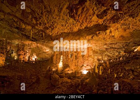 Innere des Avshalom Stalaktiten Cave Nature Reserve (auch Soreq Cave genannt) Jerusalem Mountains, Israel Diese Höhle ist 82 Meter lang, 60 Meter breit Stockfoto