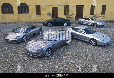 2002 Supersportwagen-Gruppe auf Test in Italien. Ferrari 550 Maranello, Lamborghini Marcalardo, Porsche 911 Turbo, Mercedes-Benz SL V8 und Aston martin Vanquish Stockfoto