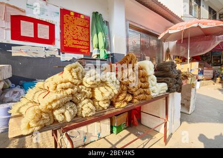 Xingping, China - 18. September 2017: Nudelstand an der Straße der Stadt Xingping. Stockfoto