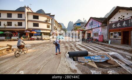 Xingping, China - 18. September 2017: Panoramablick auf die im Bau befindliche Hauptstrasse. Stockfoto