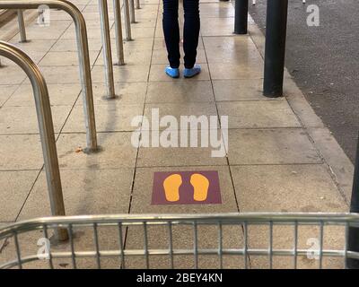 Schlange stehen vor einem Supermarkt Stockfoto