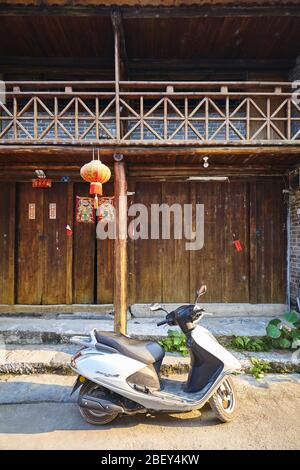 Xingping, China - 18. September 2017: Scooter vor einem Holzhaus in der Altstadt von Xingping geparkt. Stockfoto