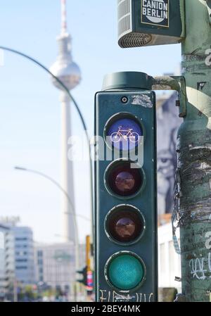 Berlin, Deutschland. April 2020. Die Fahrradampel zeigt grün an. Fahrradläden wegen der Pandemie von Corona geschlossen, können ab 20.04.2020 wieder eröffnet werden. Quelle: Annette Riedl/dpa/Alamy Live News Stockfoto