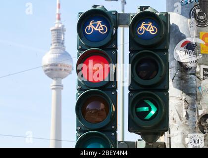 Berlin, Deutschland. April 2020. Eine Fahrradampel ist rot. Fahrradläden wegen der Pandemie von Corona geschlossen, können ab 20.04.2020 wieder eröffnet werden. Quelle: Annette Riedl/dpa/Alamy Live News Stockfoto