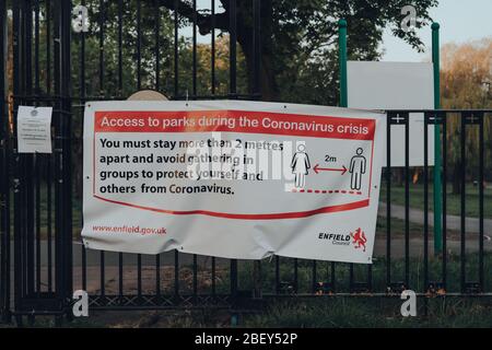 London, Großbritannien - 12. April 2020: Hinweis und Anleitung zum Zugang zu Parks auf einem Zaun außerhalb des Broomfield Parks in Enfield, London, wegen Coronavirus threa Stockfoto