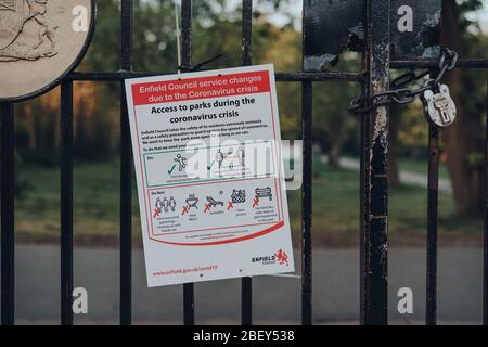 London, Großbritannien - 12. April 2020: Hinweis und Anleitung zum Zugang zu Parks auf einem Zaun außerhalb des Broomfield Parks in Enfield, London, wegen Coronavirus threa Stockfoto